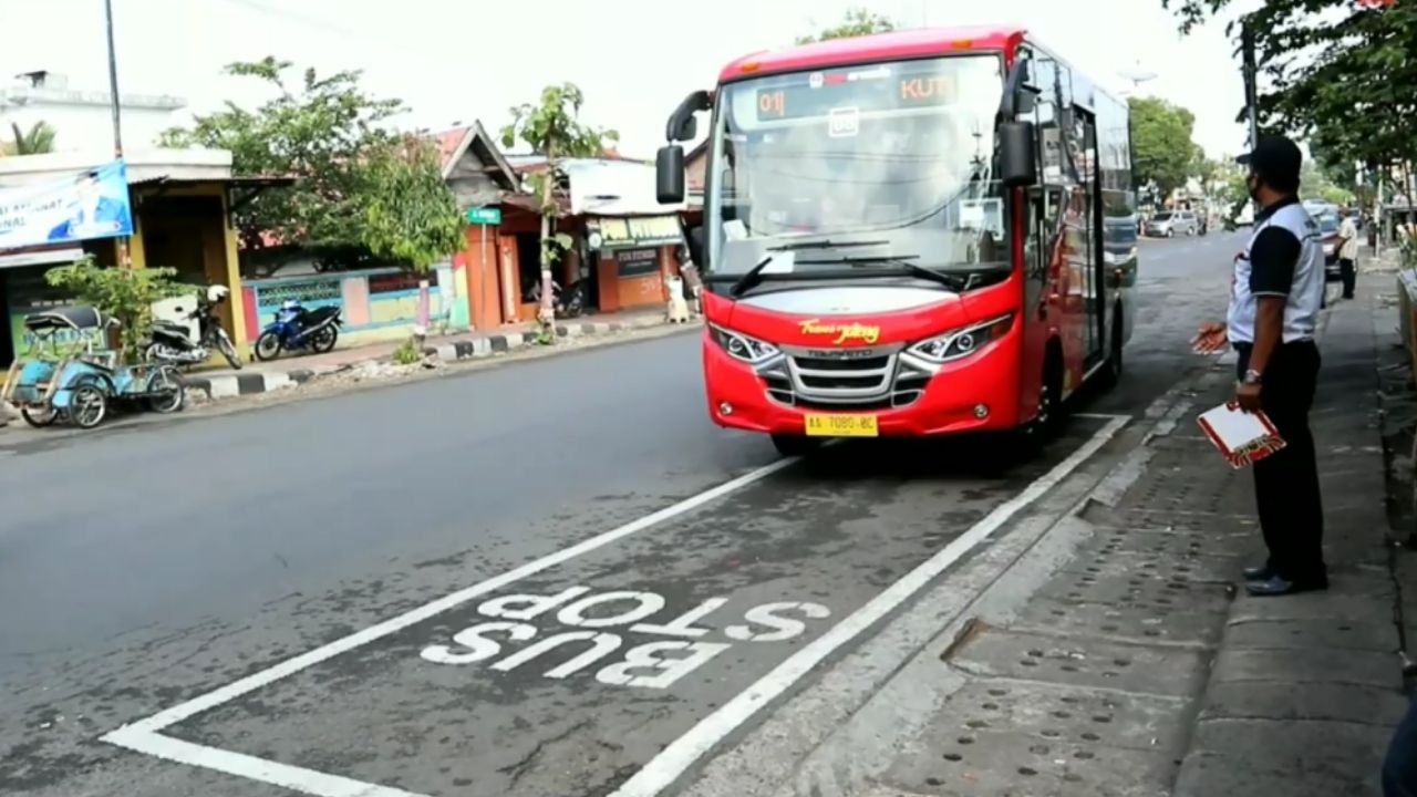 Halte Trans Jateng di Plasa Purworejo
